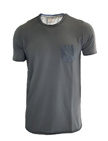 T-shirt con taschino sul petto