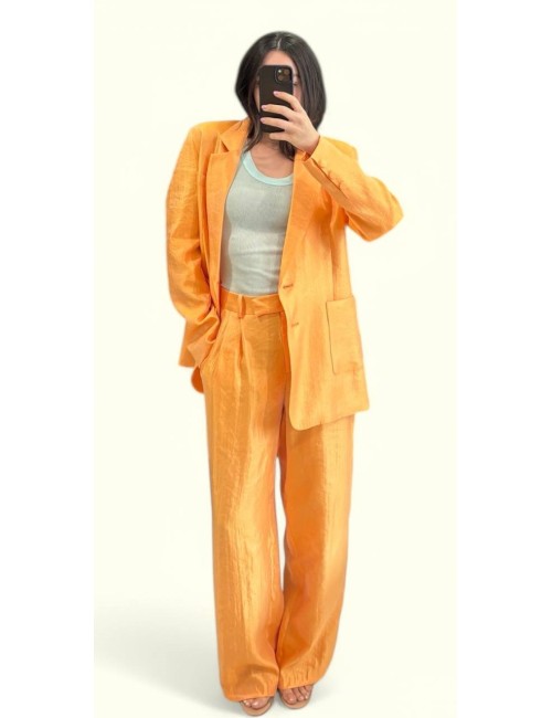 Tailleur arancio effetto lucido